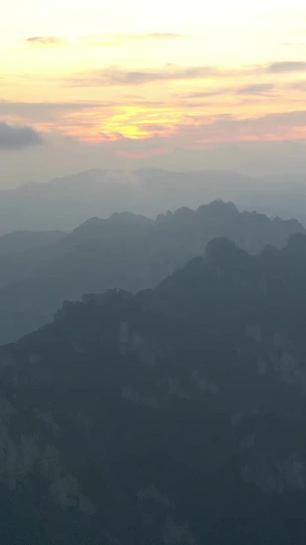 延迟中国山脉天际线航拍视频的预览图