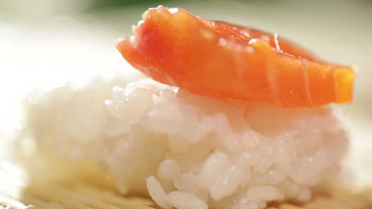 在米饭上放一片三文鱼视频的预览图