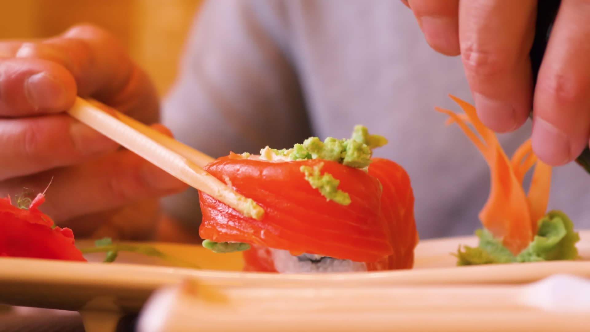 男人在寿司卷上倒酱油在日本餐馆吃饭视频的预览图