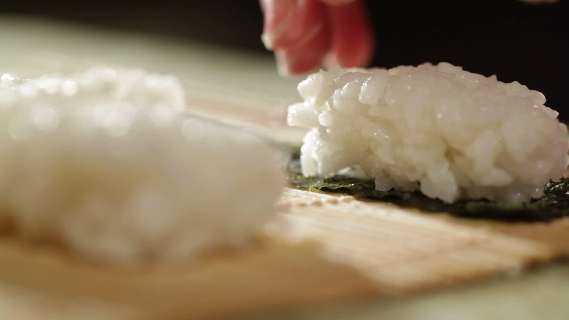 宏观拍摄烹饪寿司卷视频的预览图