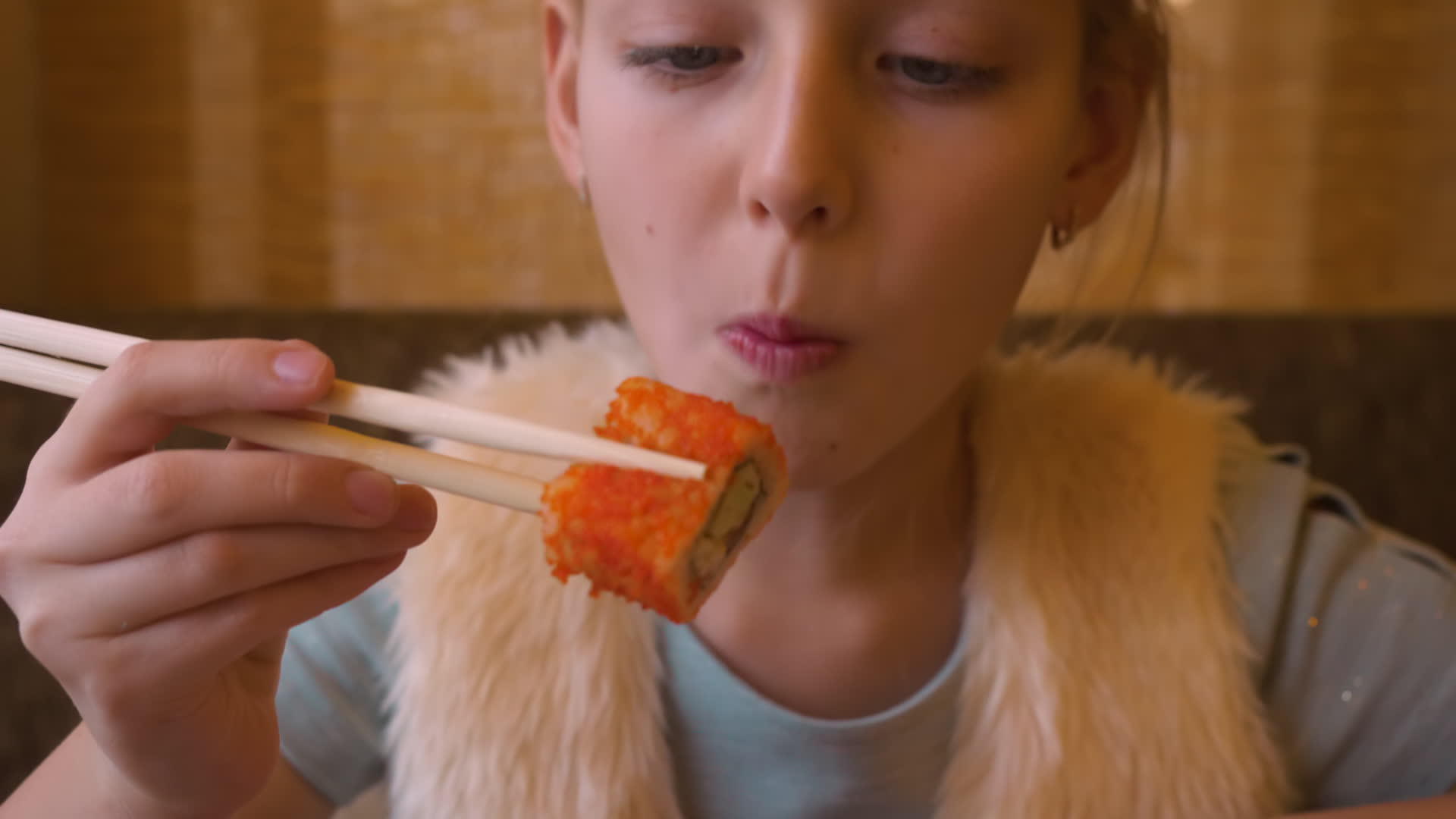 在日本餐馆用棍子吃寿司食品的年轻女孩视频的预览图