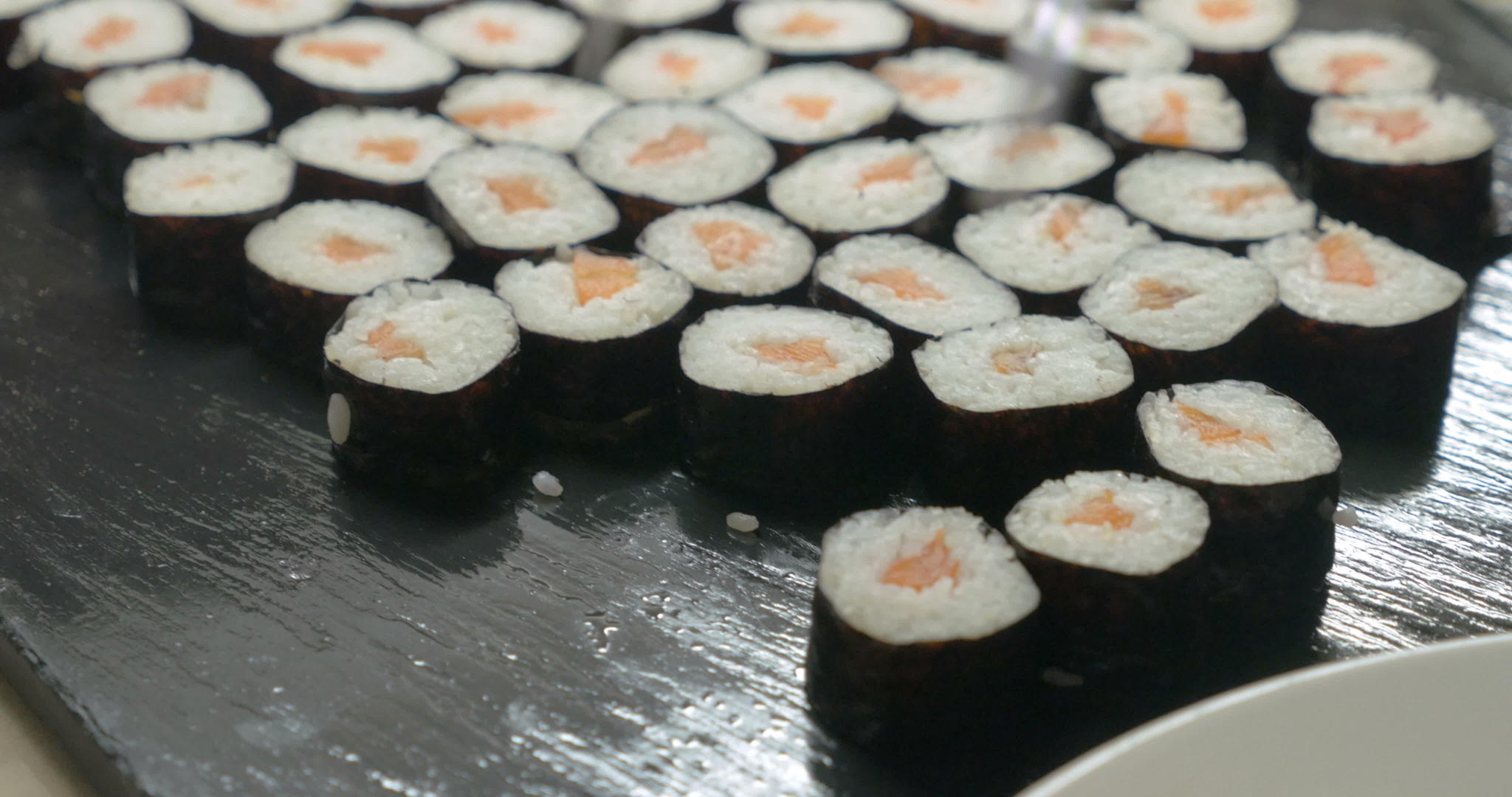 把寿司卷放在盘子上视频的预览图