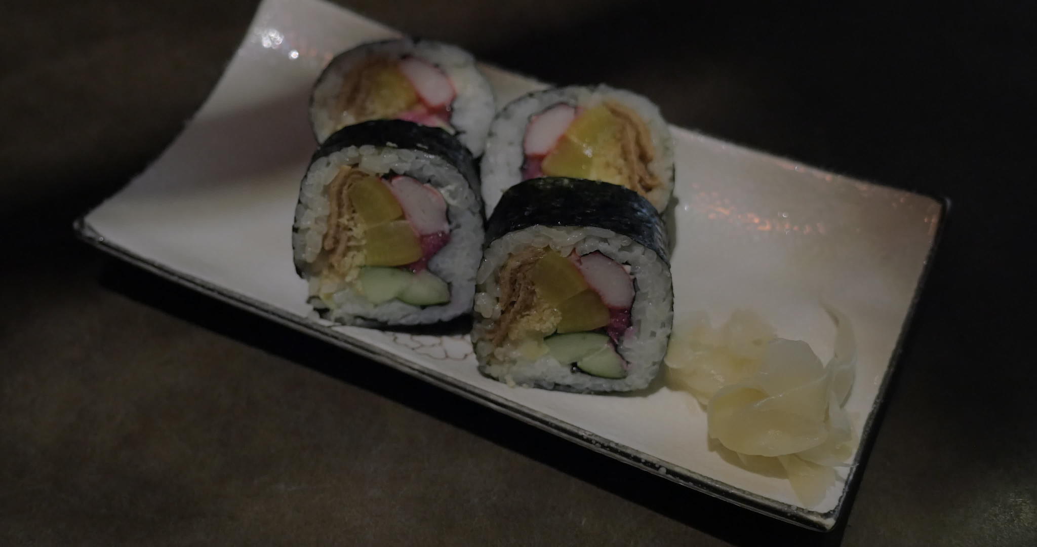 在日本餐馆提供寿司卷服务视频的预览图