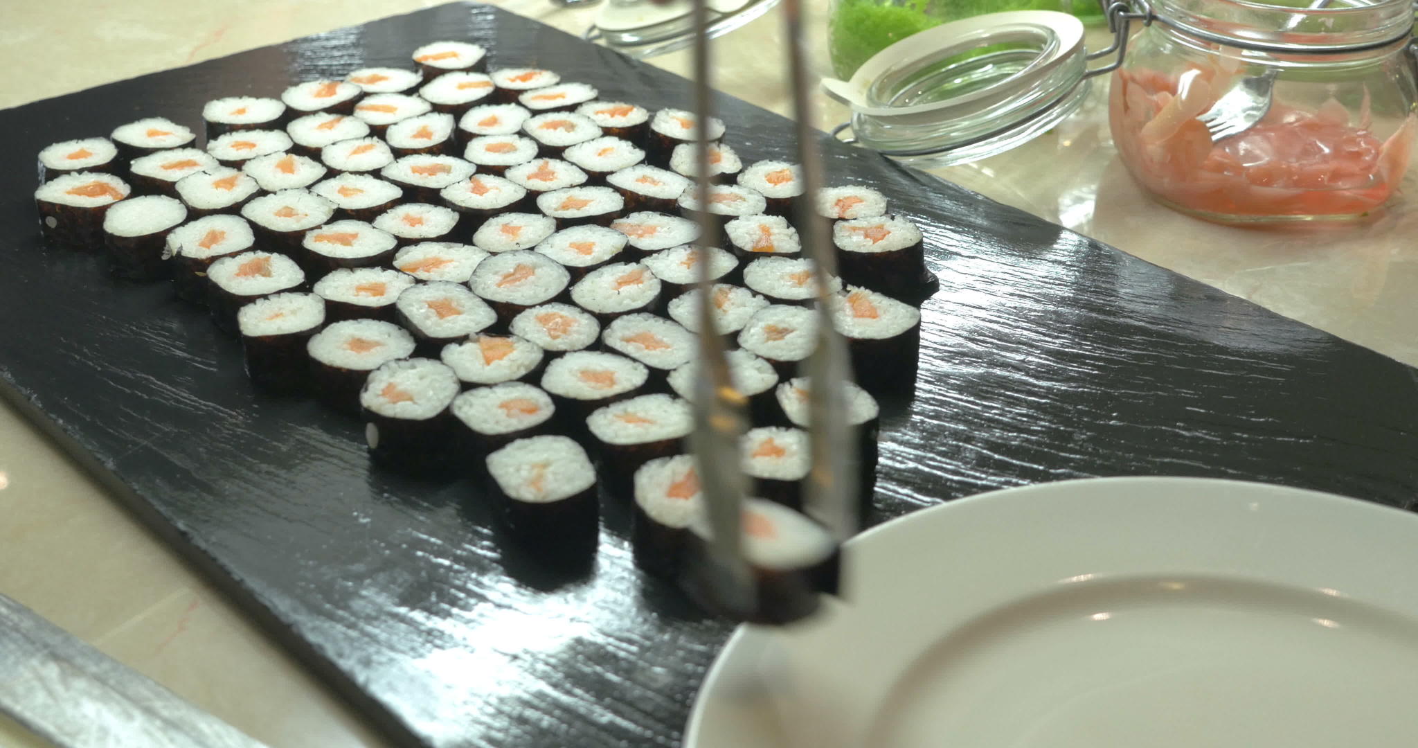 寿司卷放在日本餐馆的盘子上视频的预览图