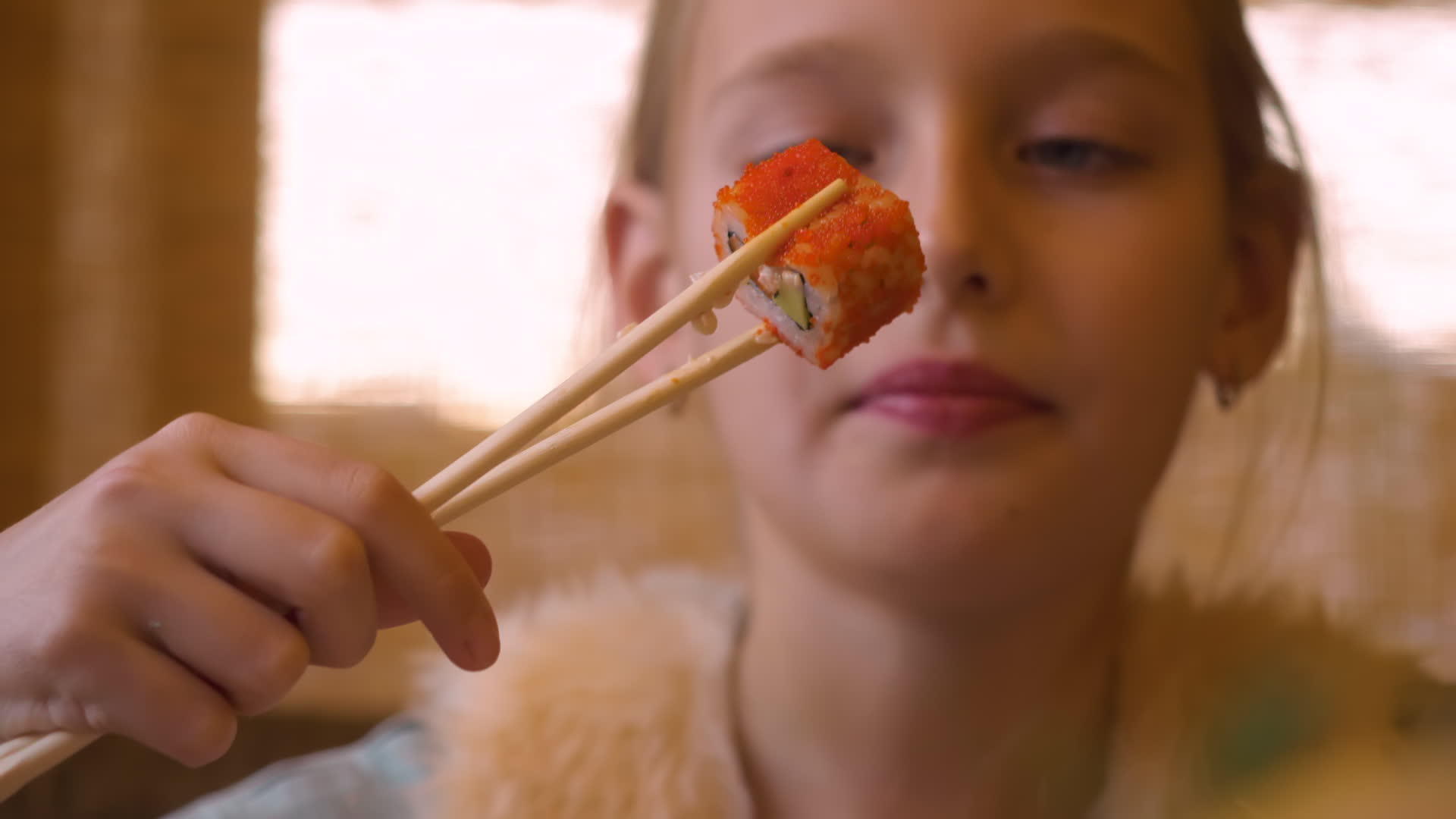 一位年轻的金发美女正在吃寿司视频的预览图