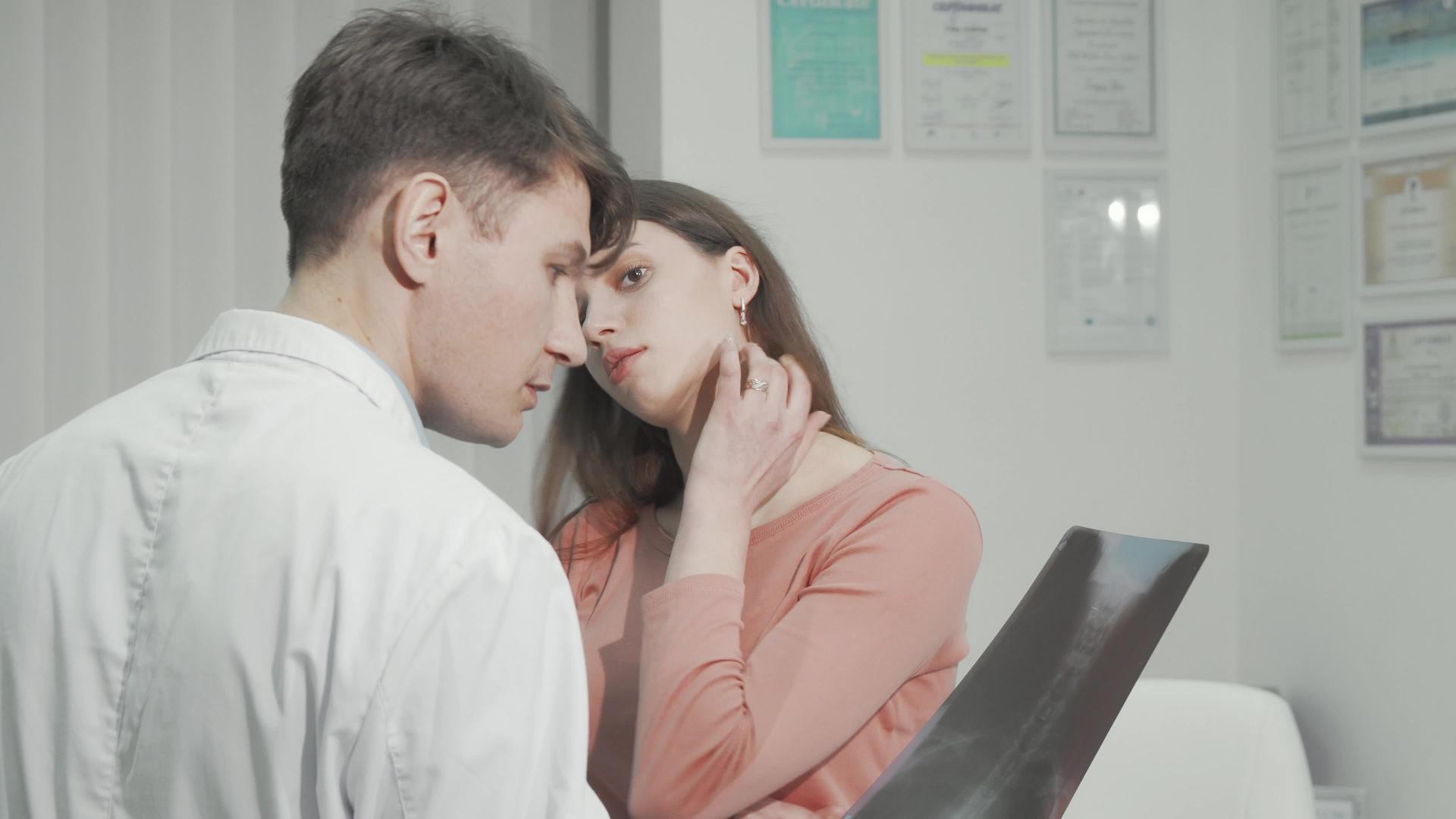 在x光扫描后颈部疼痛的女性与医生交谈视频的预览图
