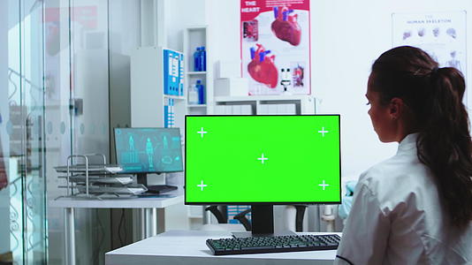 使用带有染色卡键的计算机医生视频的预览图
