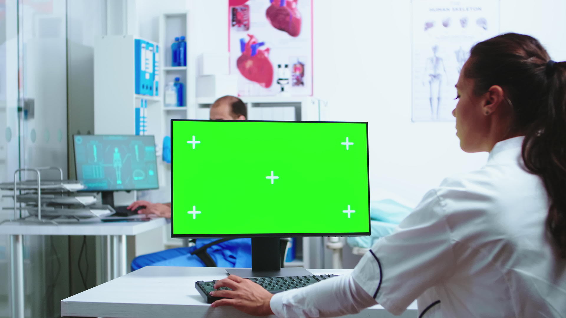 提供医生助理患者X光检查视频的预览图