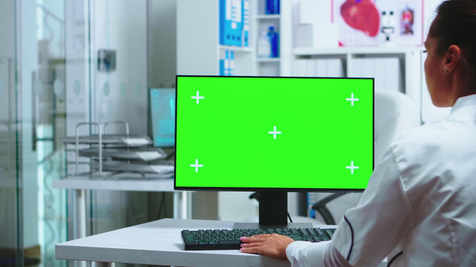医生坐在电脑前视频的预览图