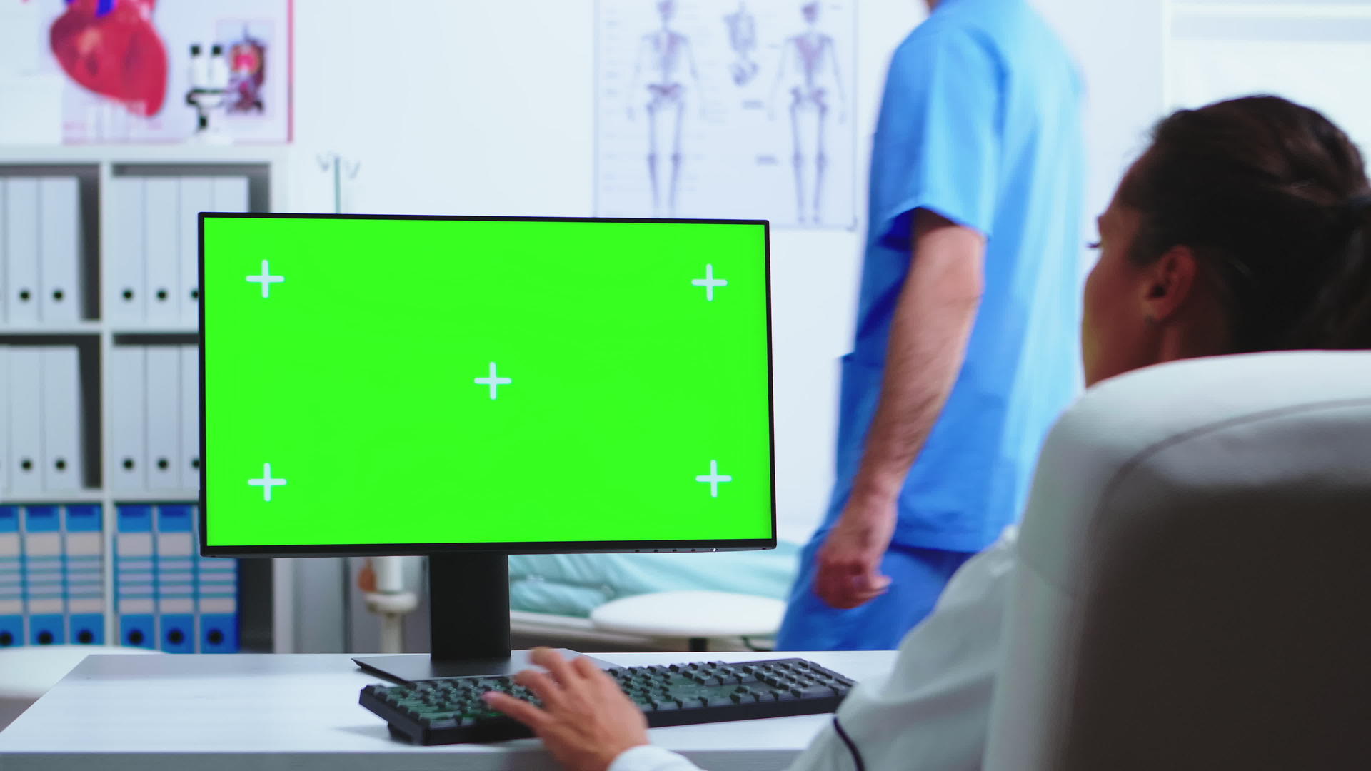 使用绿色屏幕的计算机工作的医生视频的预览图