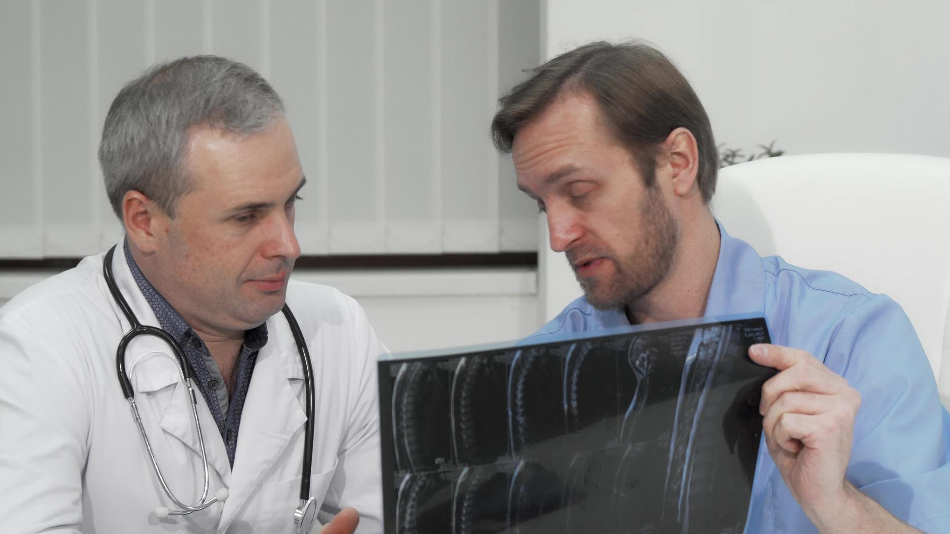 两位成熟的男医生讨论了患者的心理扫描视频的预览图