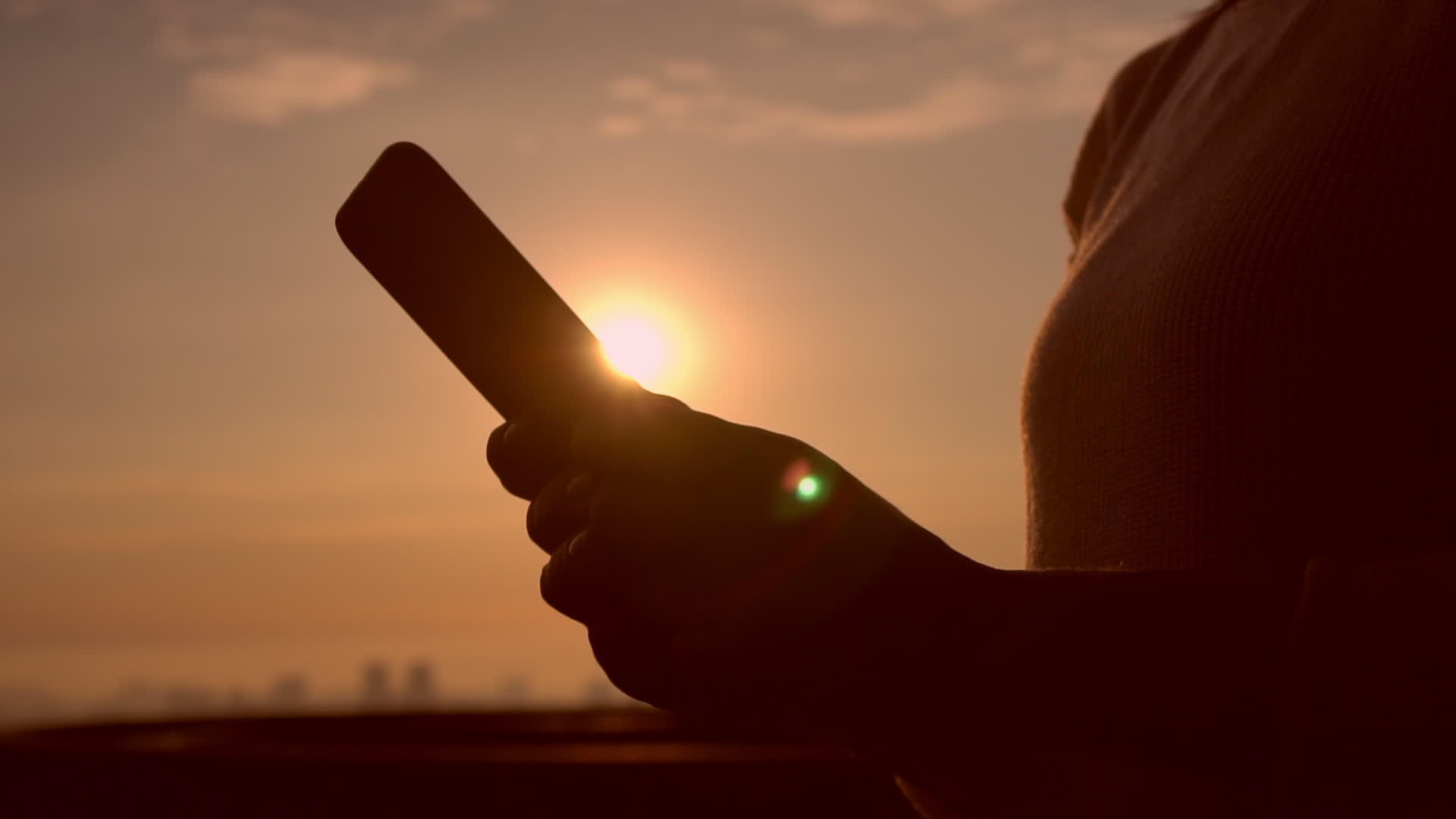 日落背景使用智能手机视频的预览图