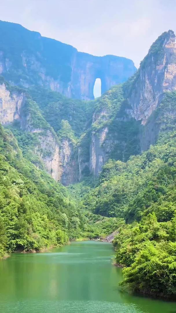 湖南省天门山风景航拍视频的预览图