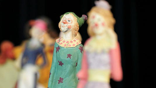 小丑雕像与许多不同的镜头交配视频的预览图