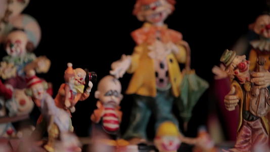 小丑雕像和时钟视频的预览图