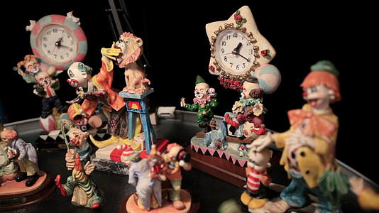 小丑和时钟视频的预览图