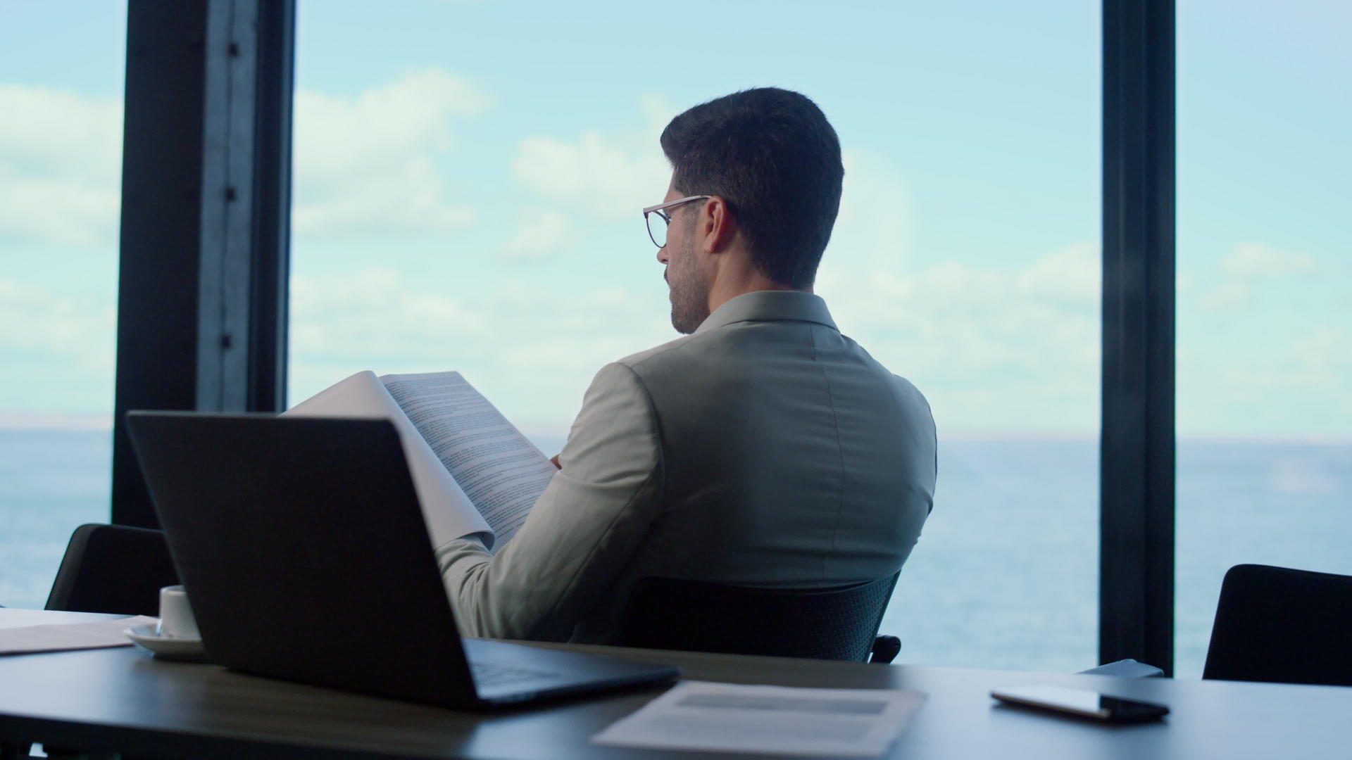 投资人在海景阅读合同文件视频的预览图