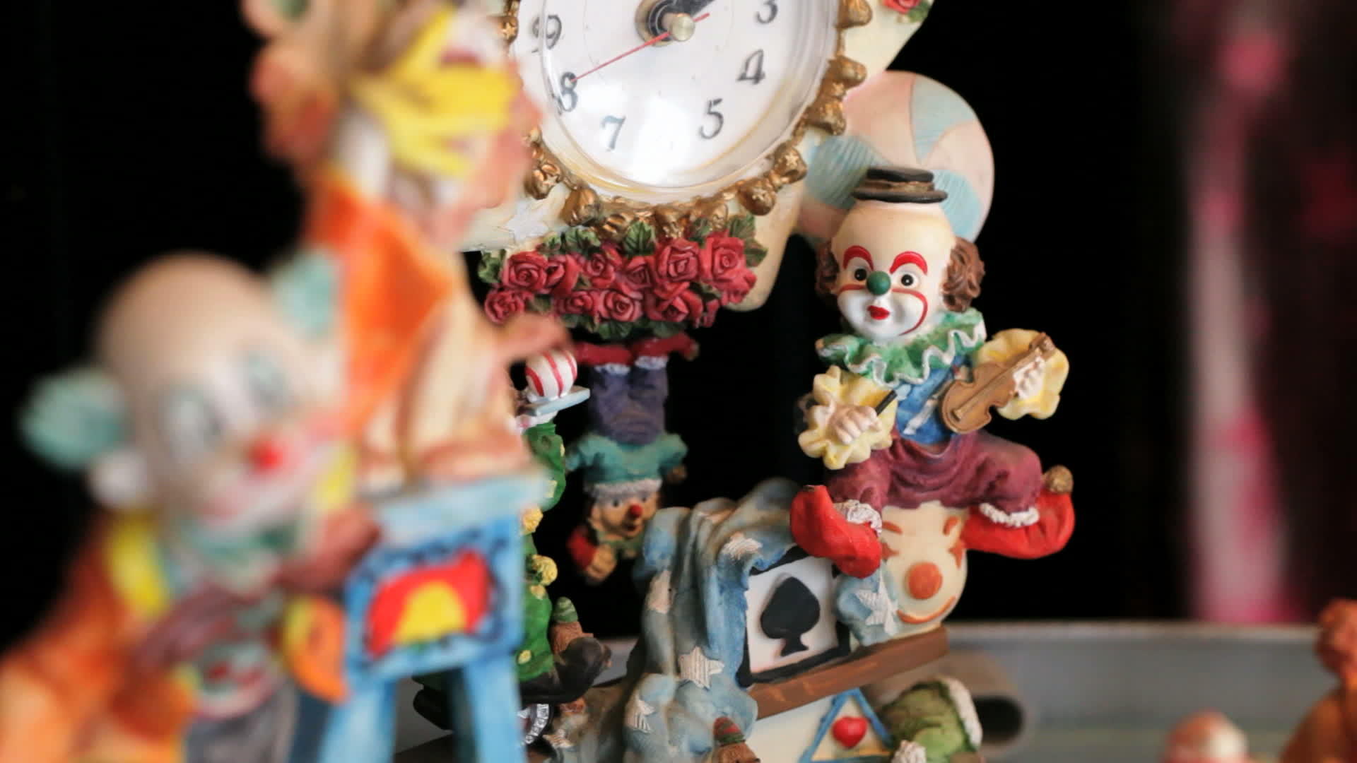 小丑雕像视频的预览图