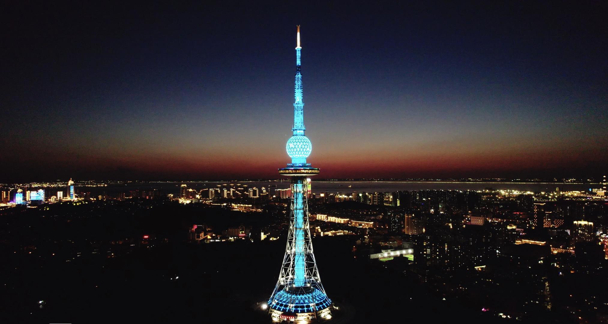 4K航拍青岛电视塔夜景视频的预览图