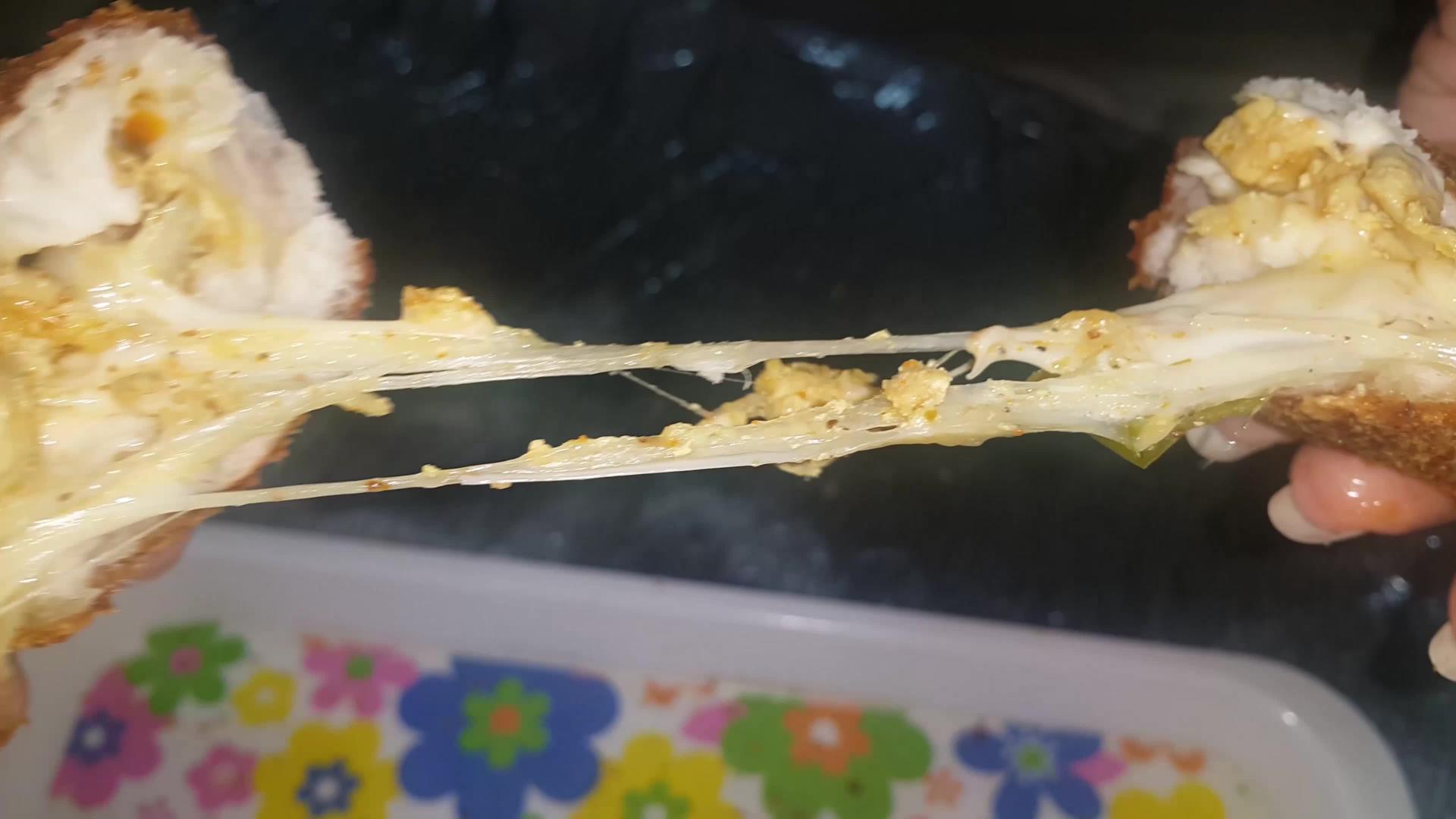 奶酪夹在披萨里视频的预览图