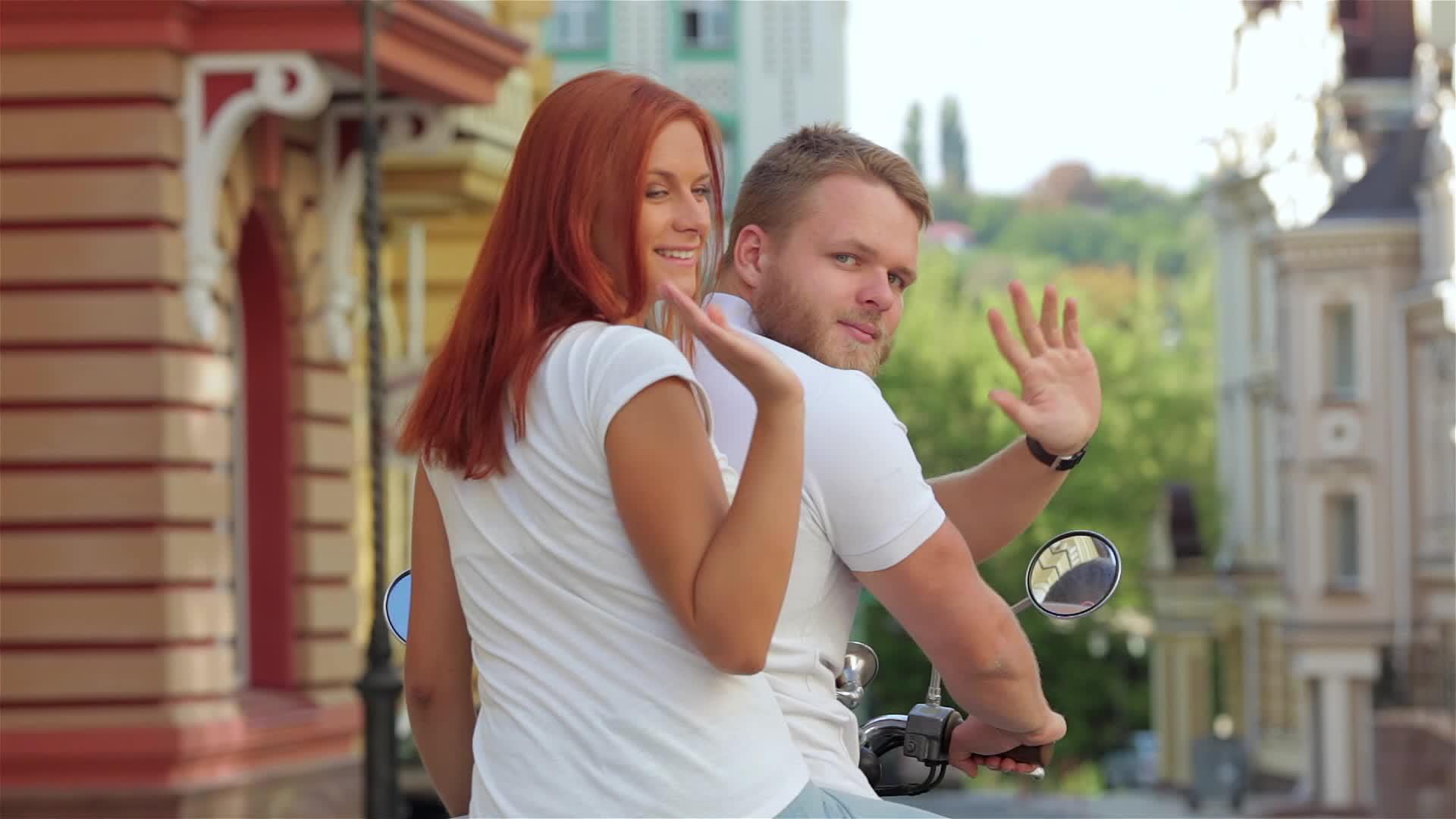一对情侣骑在摩托车上视频的预览图
