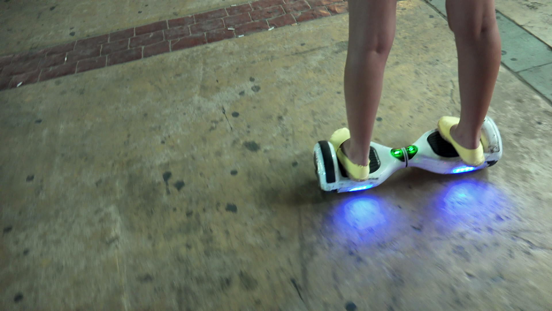 女孩使用气垫板是一种基于陀螺仪的自平衡双轮板视频的预览图