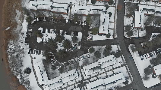 低空飞过小镇屋顶视频的预览图
