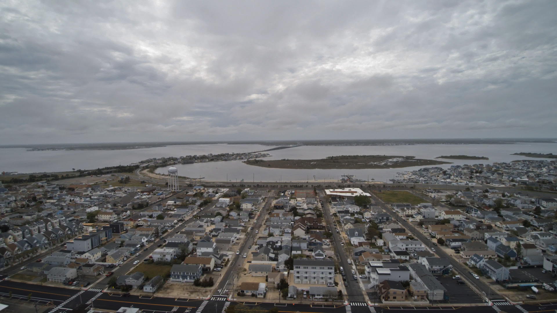 无人驾驶飞机在郊区海湾地区之间的空中观察点视频的预览图