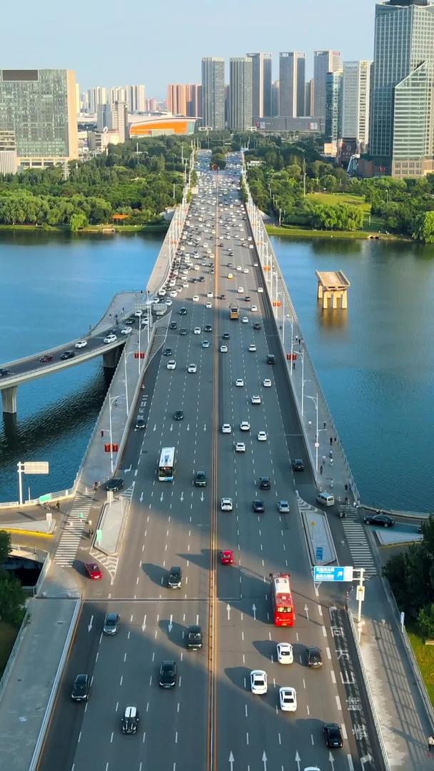 浑河大桥地标建筑车流浑南区视频的预览图