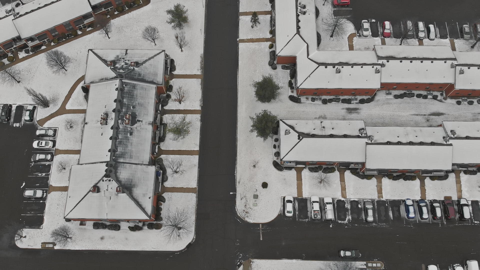 雪覆盖屋顶观察道路和房屋的冬季景观视频的预览图