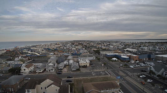 美洲湾海滨高地美国湾地区住宅区的空中航向视频的预览图