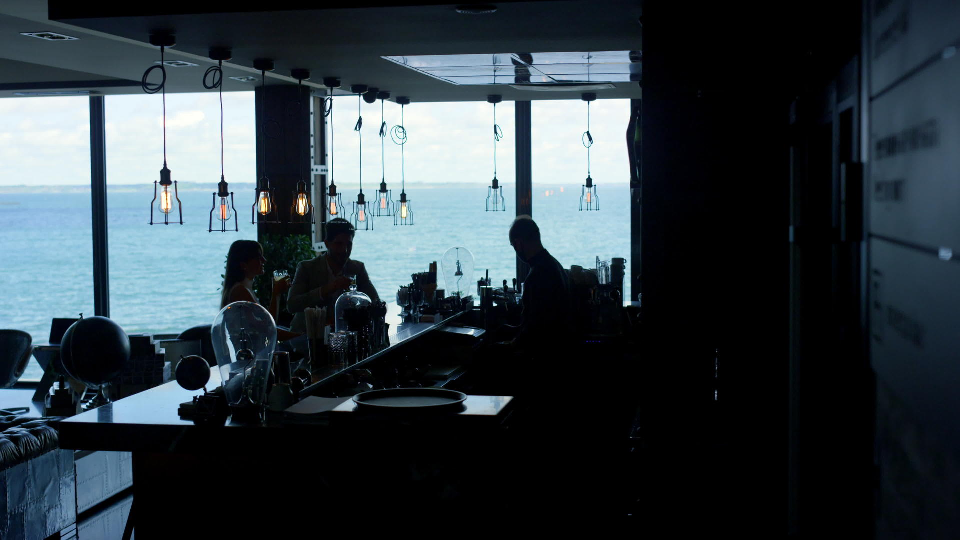 夫妇剪影喝鸡尾酒海景海景视频的预览图