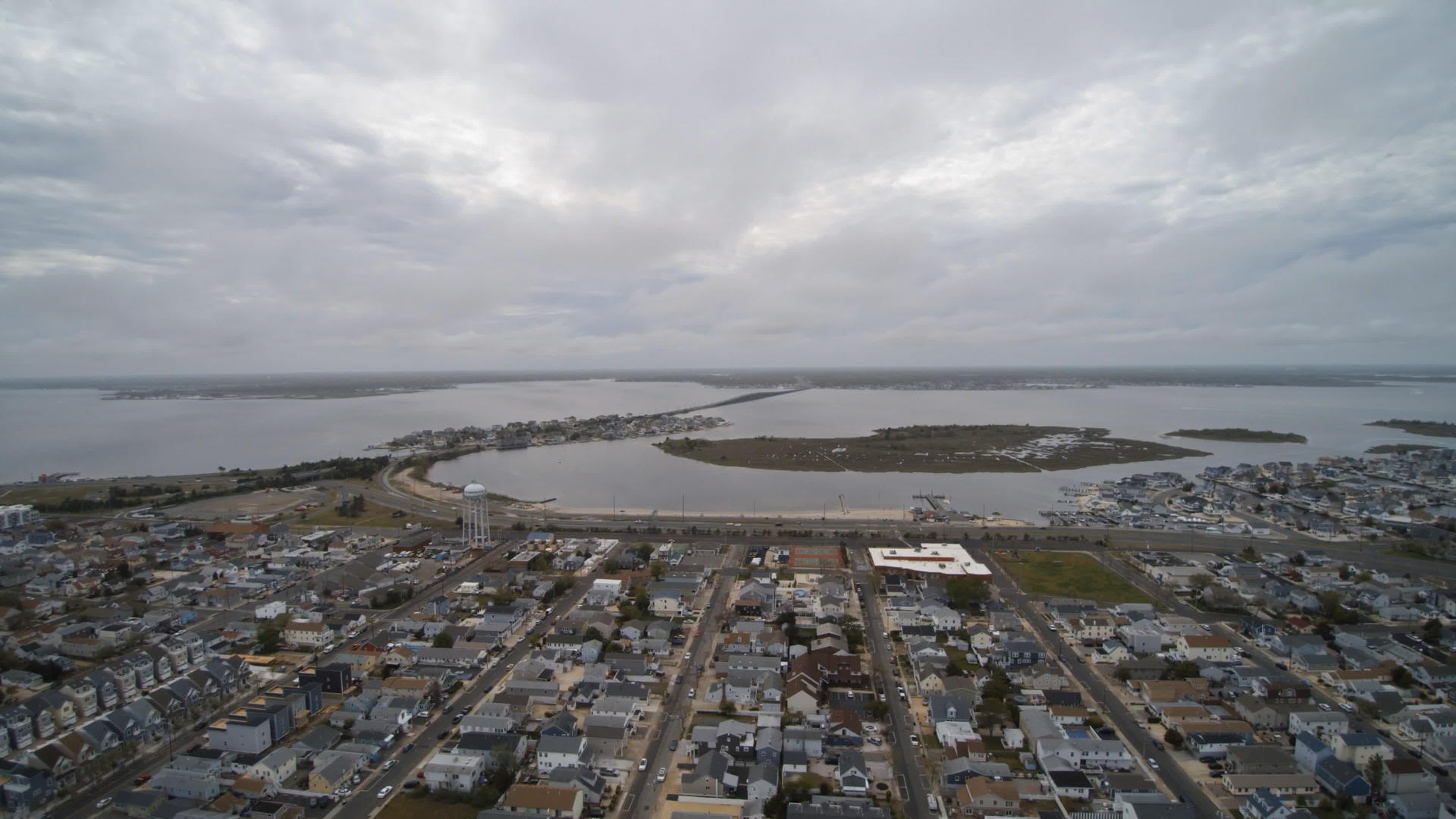 美洲湾海滨高地美国湾地区住宅区的空中航向视频的预览图