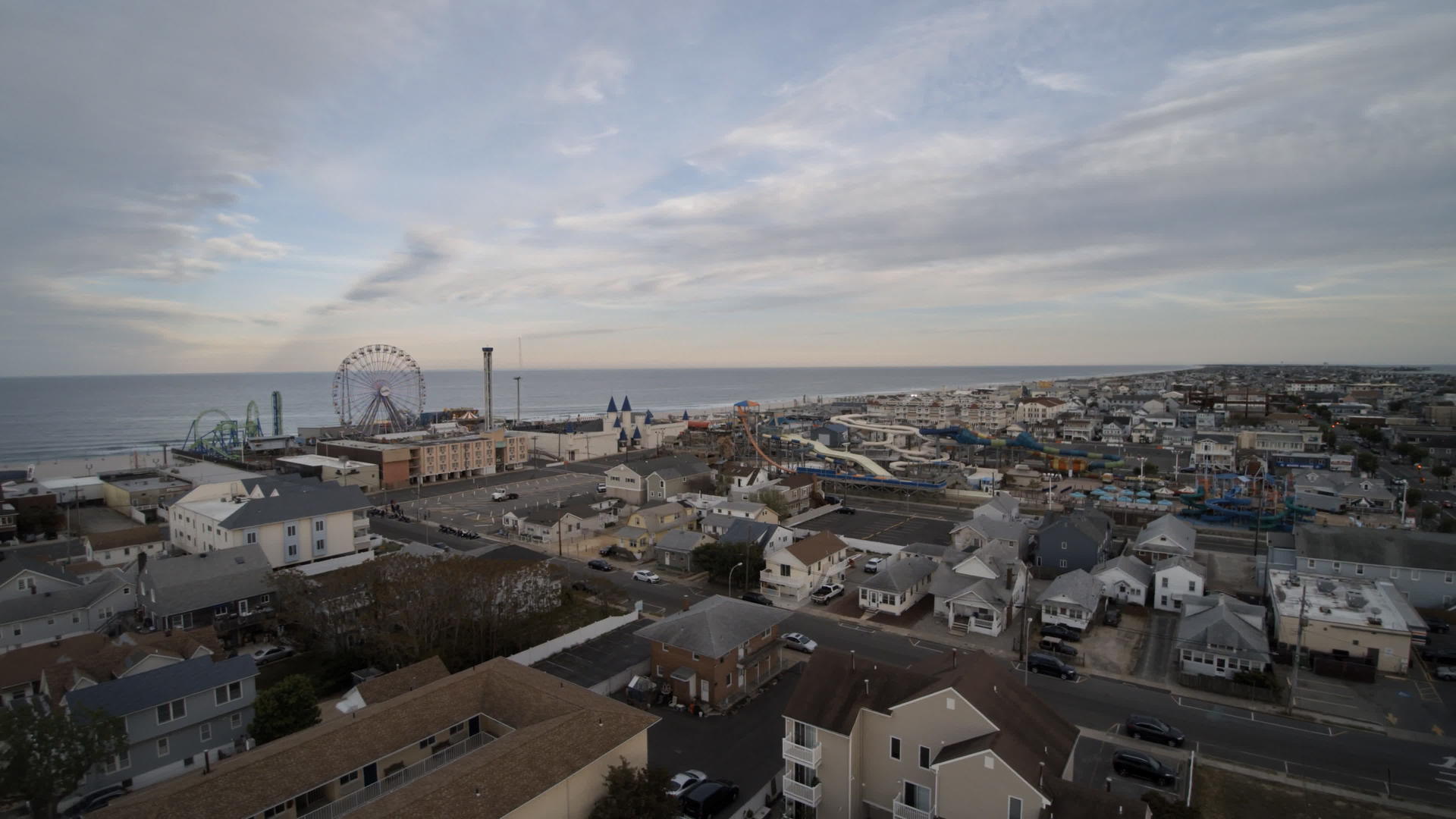 海滨高地湾NJ美国郊区城市景观湾海滨全景无人机视频的预览图