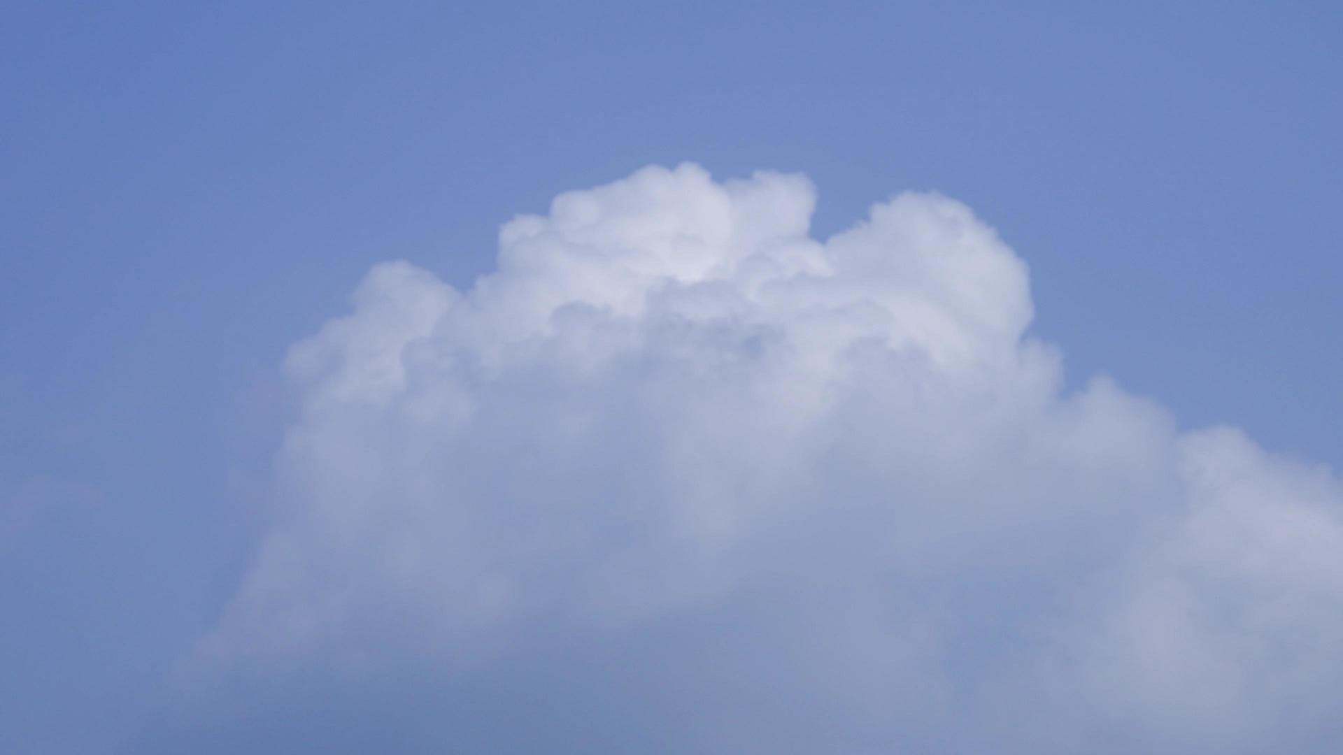 蓝天棉花糖云朵视频的预览图