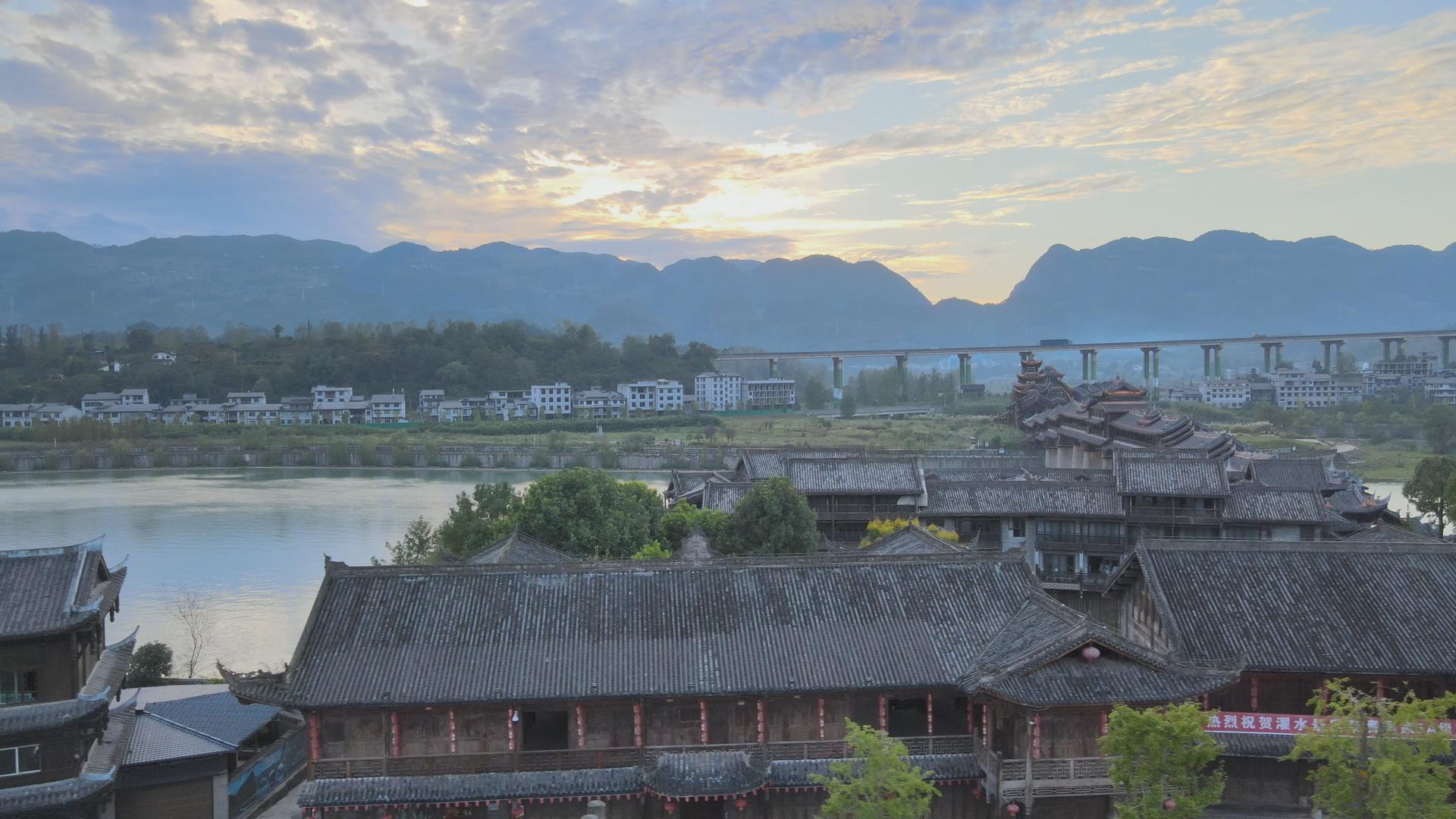 国家5A级景区历史文化名镇濯水古镇夕阳美景视频的预览图