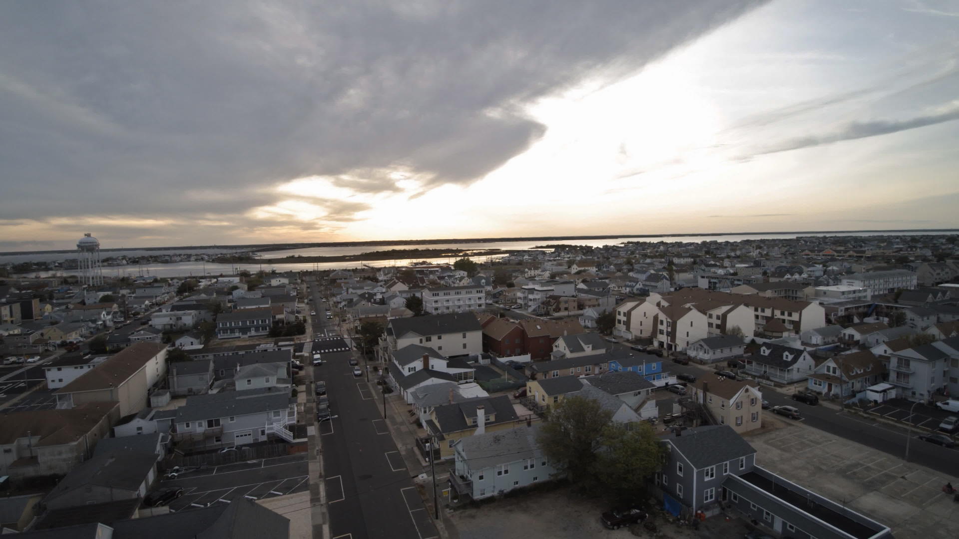 从高顶屋顶到我们小城镇的高海拔全景视频的预览图