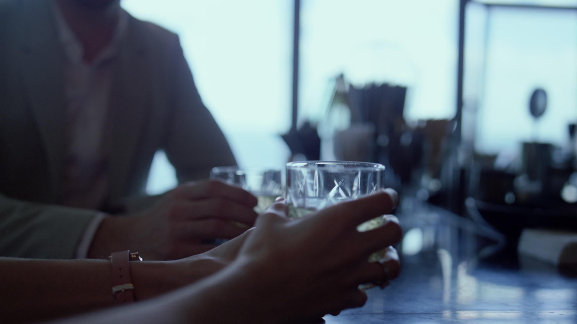 夫妇双手碰杯餐厅特写视频的预览图