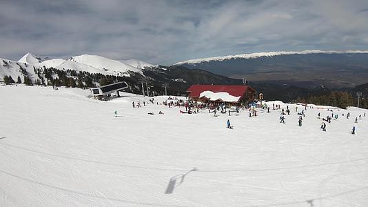 俯瞰山间小屋和保加利亚的滑雪者视频的预览图