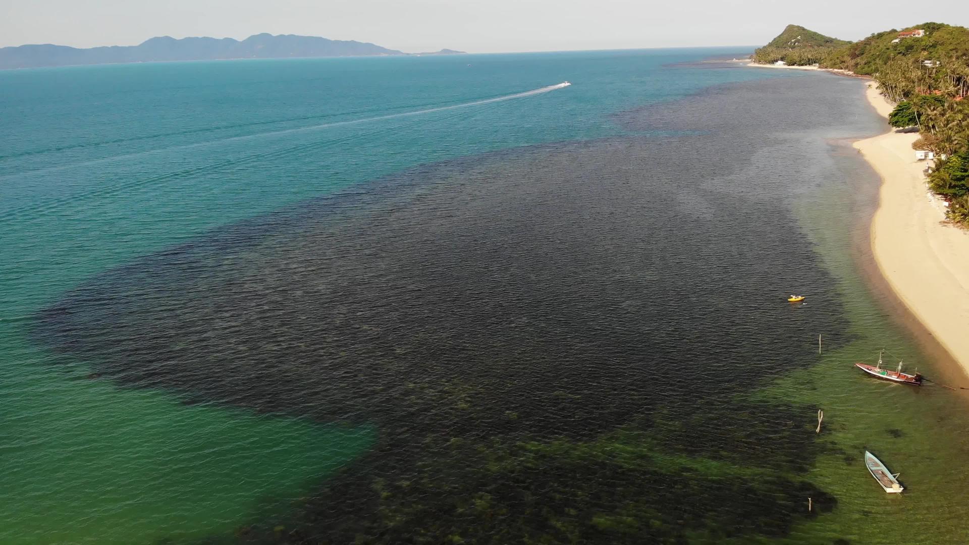 无人驾驶飞机在泰国观察沙木伊岛的主要道路和沿海小屋视频的预览图