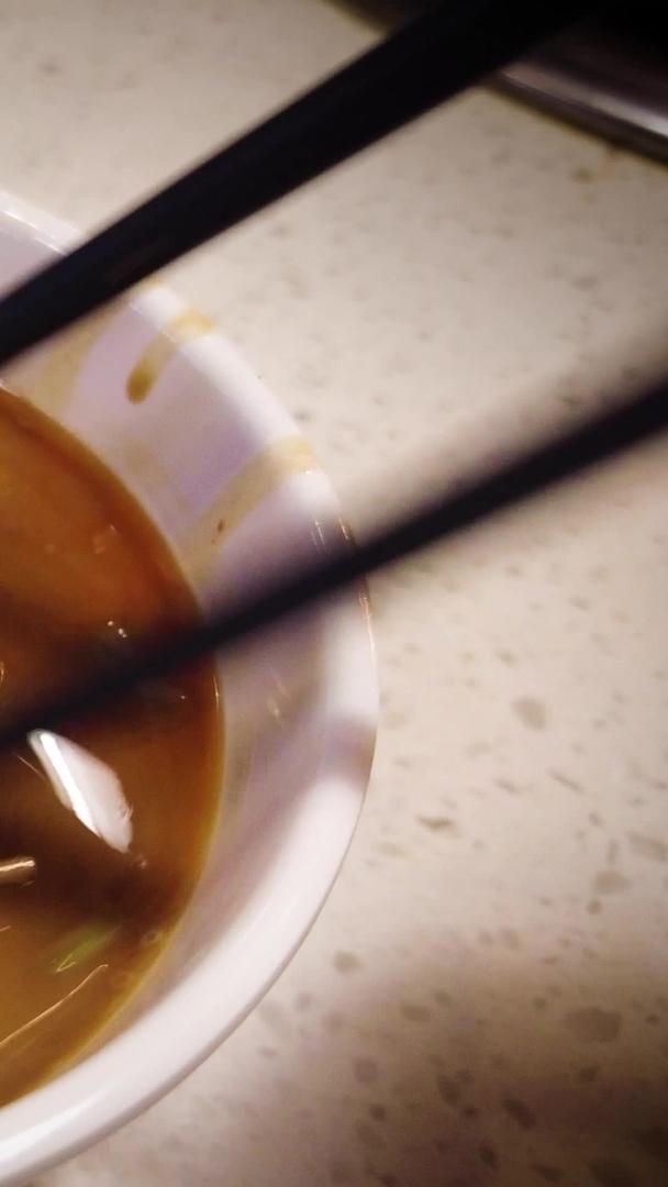 拍摄吃火锅涮羊肉喝啤酒涮海鲜视频素材视频的预览图