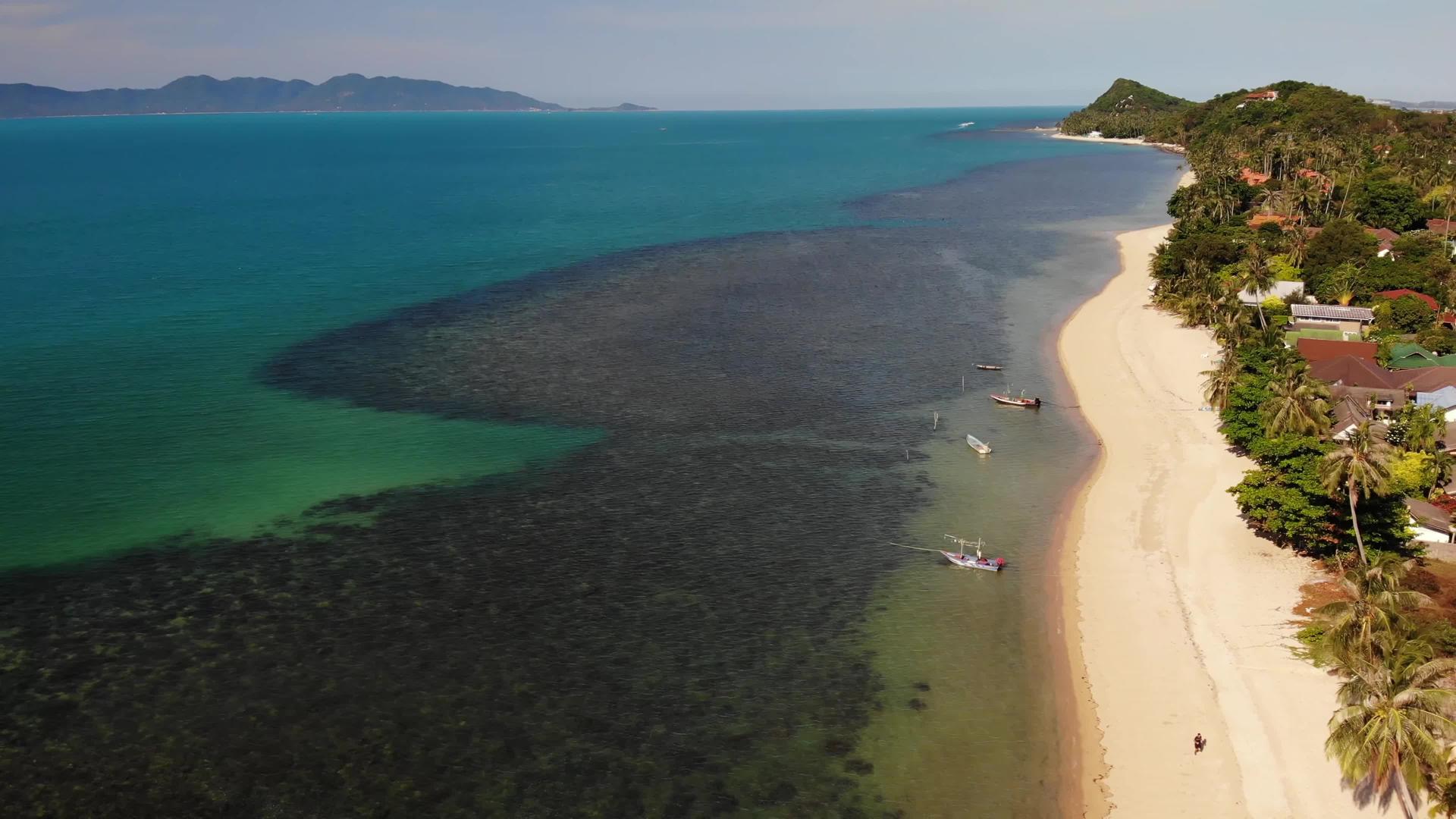 无人驾驶飞机在泰国观察沙木伊岛的主要道路和沿海小屋视频的预览图