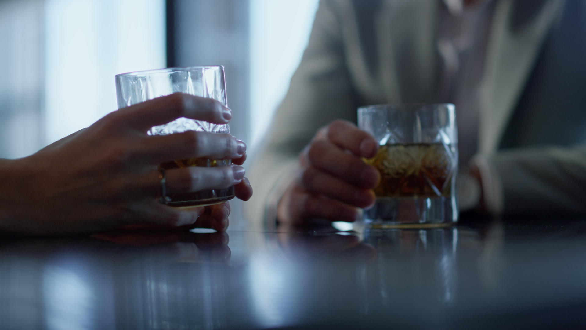 合作伙伴在餐厅特写镜头中饮用威士忌视频的预览图