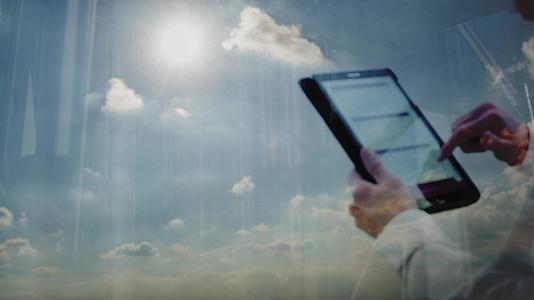 一个人用平板电脑反射太阳的反射镜头视频的预览图