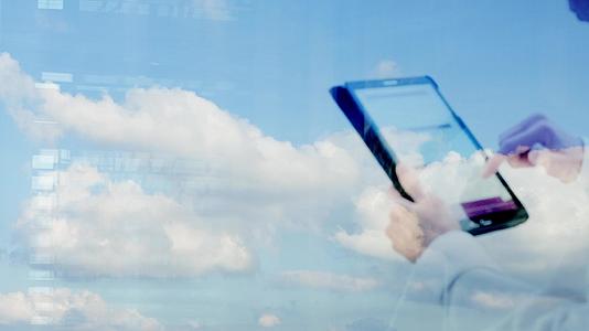 一个人在天空中使用平板电脑视频的预览图