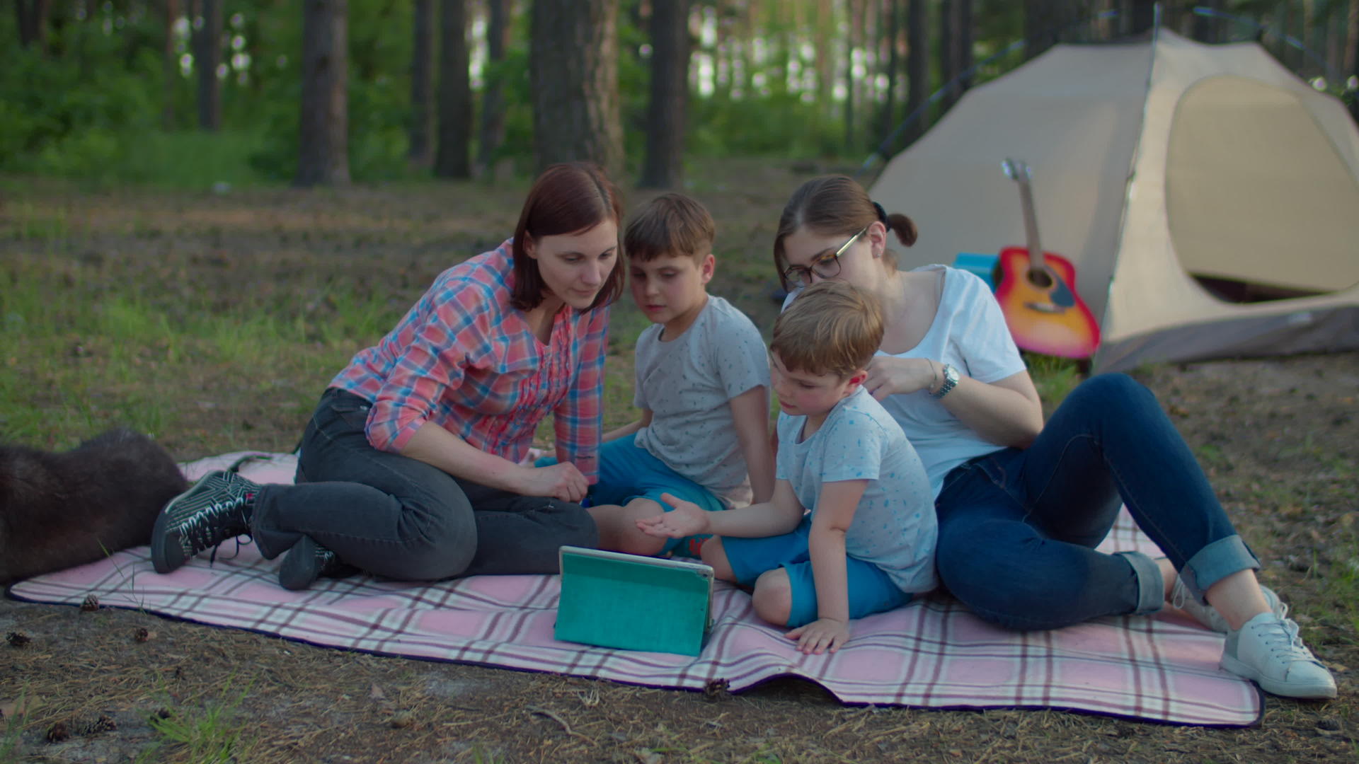 两位30多岁的母亲和两个儿子正在度夏季野营度假和森林帐篷视频的预览图