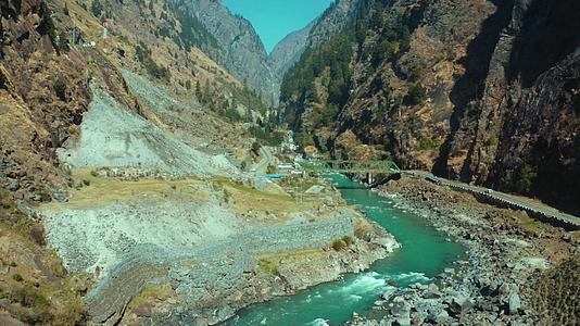 美丽的Bhagirathi印度北阿坎德河流过小岩石视频的预览图