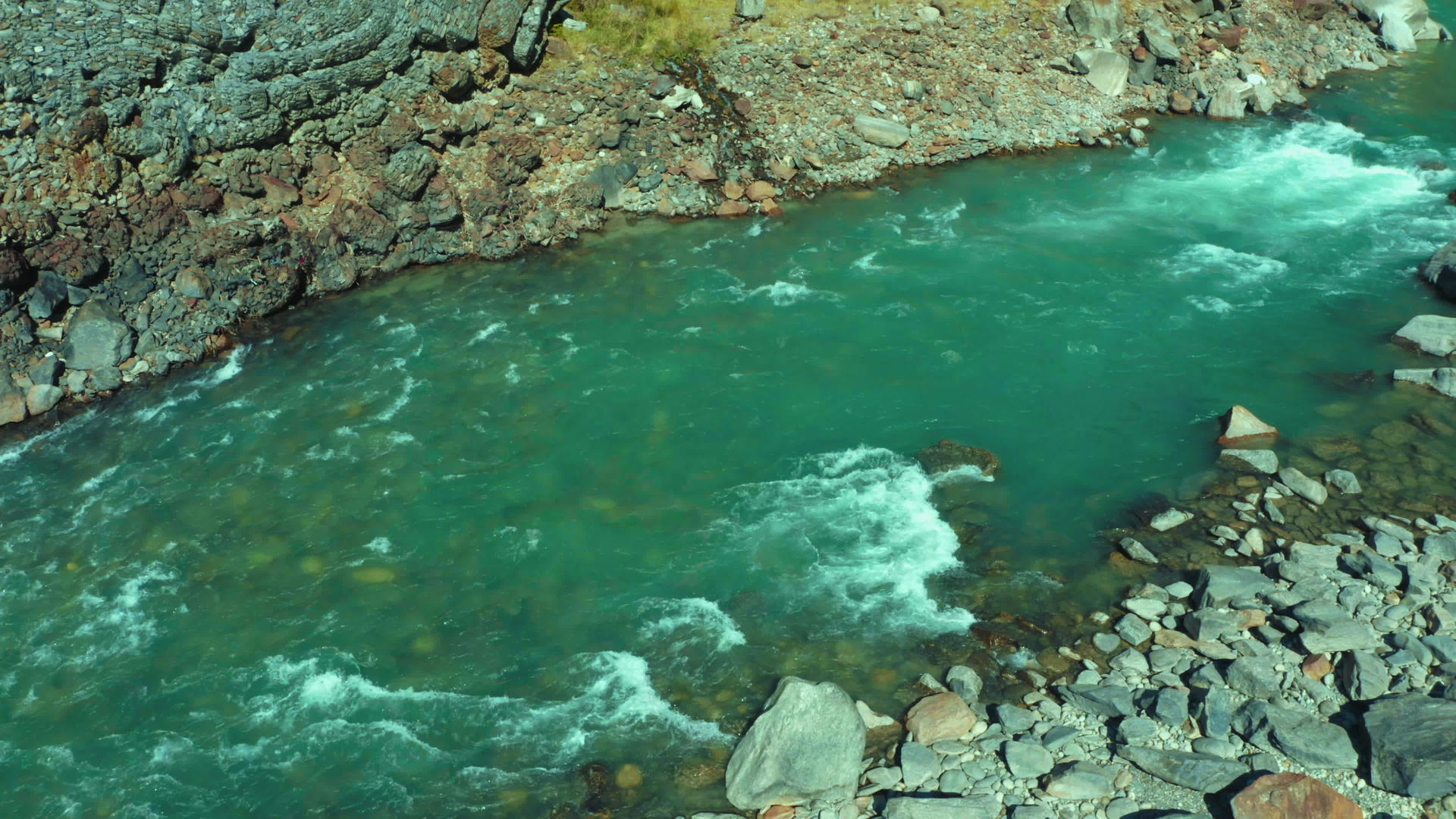 美丽的河流穿过小岩石视频的预览图