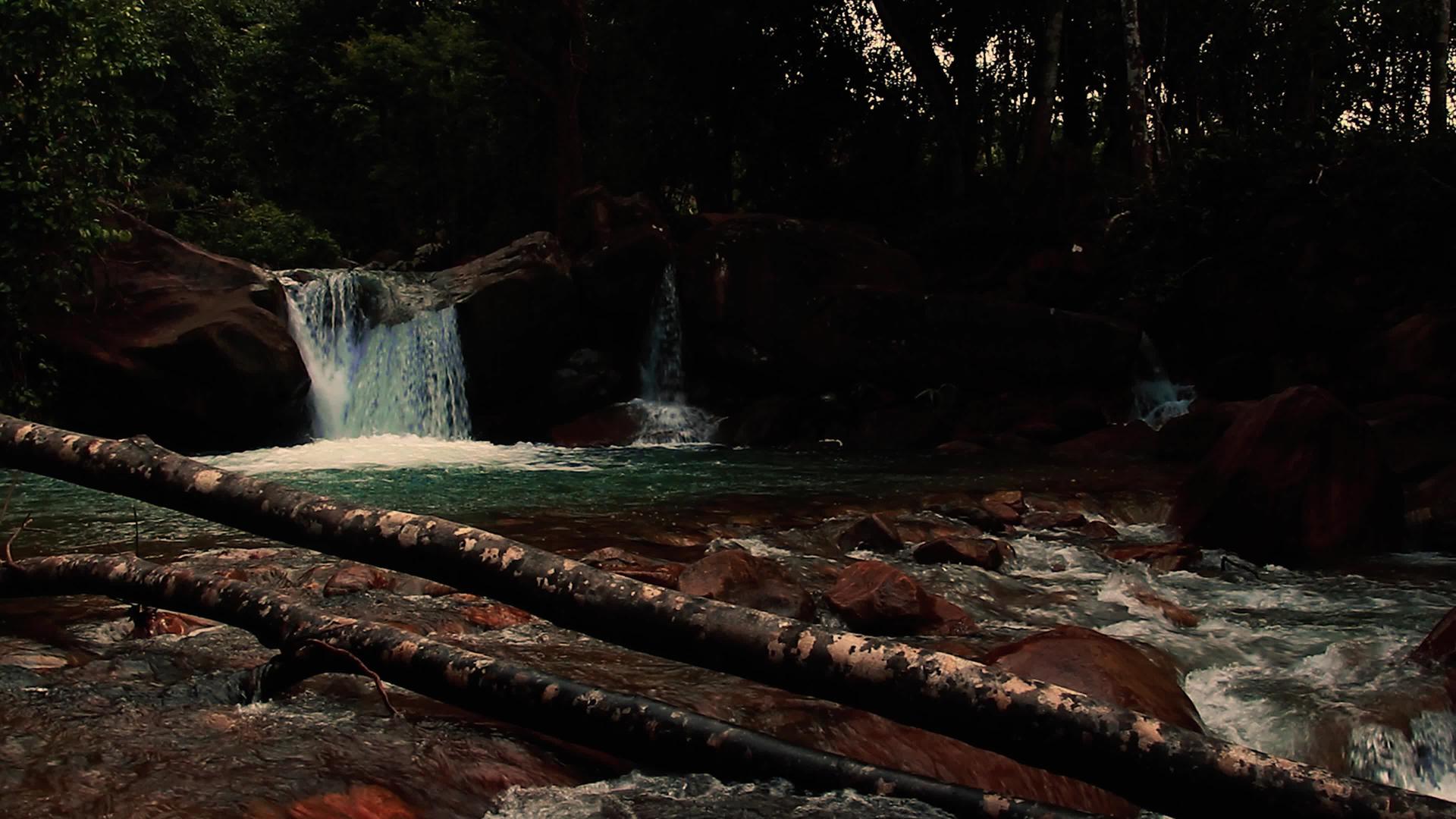 4k深水瀑布和黑暗潮湿的瀑布视频的预览图