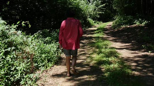 夏季中年女性走上了一条路视频的预览图